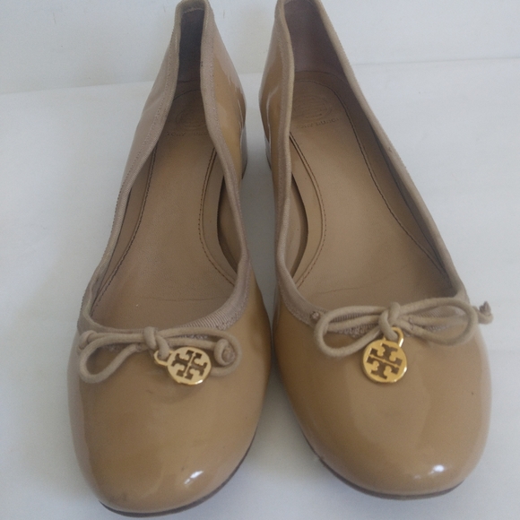 Tory Burch charm patent pumps sz 9 - Picture 12 of 12